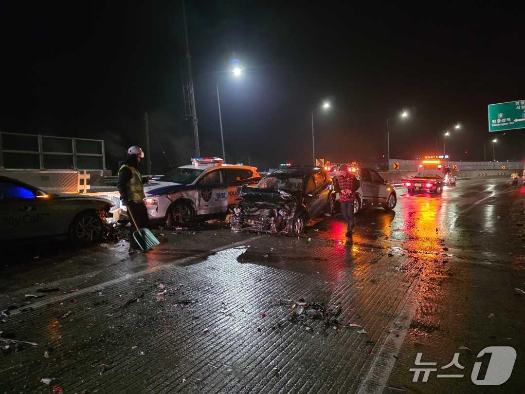 본문 이미지 - 정선군 남면 국도 38호선 증산교차로 인근 도로 교통사고 현장 사진.(강원도소방본부 제공. 재판매 및 DB금지)/뉴스1