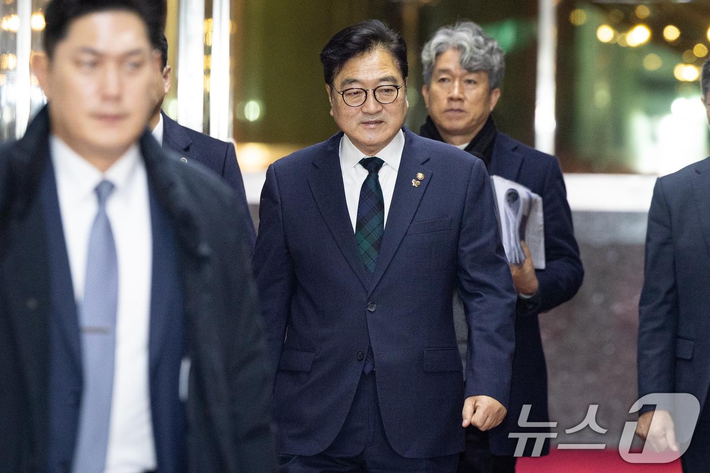 본문 이미지 - 우원식 국회의장이 지난 15일 서울 여의도 국회에서 여야 원내대표와 회동하기 위해 집무실로 들어서고 있다. 2026.1.15/뉴스1 ⓒ News1 유승관 기자