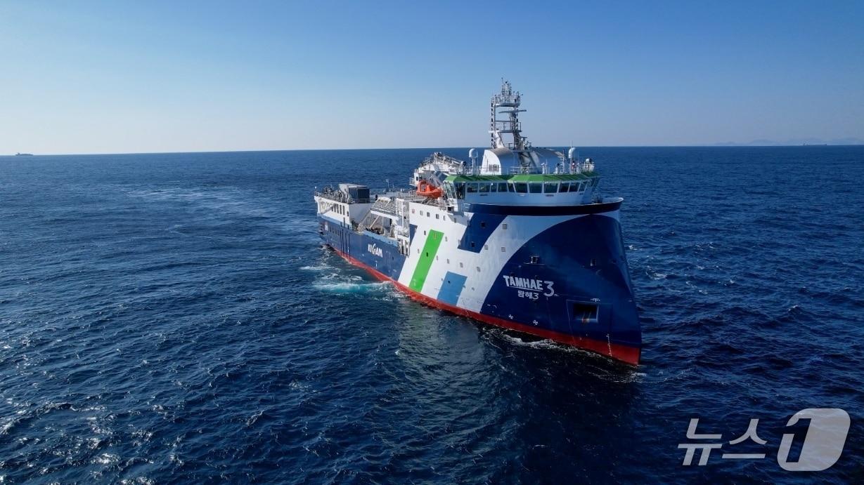 본문 이미지 - 지난해 7월 서태평양 공해로 첫 출항한 지질자원연구원의 최신 물리탐사선 탐해 3호.(지질연 제공)/뉴스1
