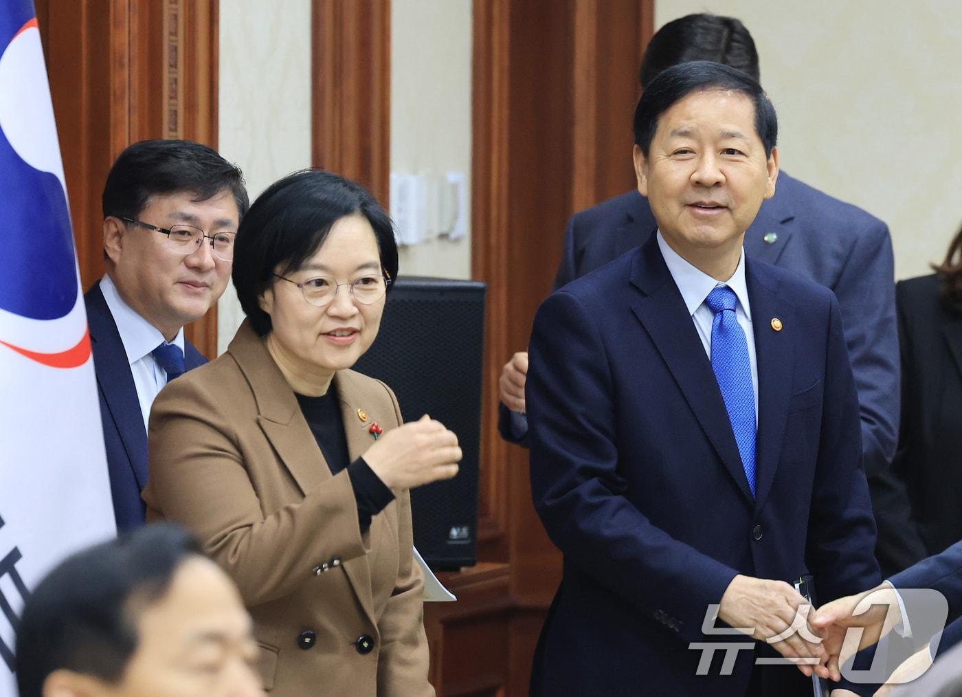 본문 이미지 - 구윤철 경제부총리 겸 재정경제부 장관(오른쪽부터), 한성숙 중소벤처기업부 장관, 김성환 기후에너지환경부 장관이 서울 종로구 정부서울청사에서 열린 국가정책조정회의에 참석하고 있다. ⓒ 뉴스1 임세영 기자