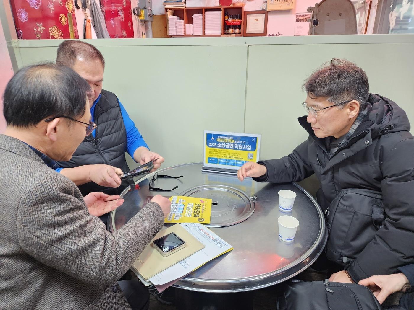 본문 이미지 - 소상공인 매니저가 사업장을 방문해 지원사업을 설명하는 모습(노원구 제공)