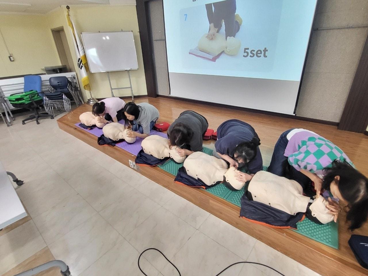 본문 이미지 - 마네킹 이용한 심폐소생술 교육(강서구 제공)