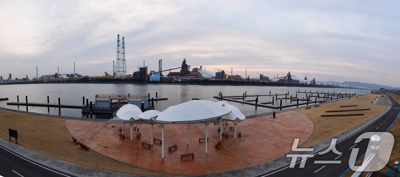 본문 이미지 - 준공된지 2년째인 경북 포항시 남구 형산강 마리나계류장이 방치돼 있다. 포항시의회는 정책 결정 등을 문제 삼아 지난해 7월 감사원에 공익감사를 청구했다. 2026.1.15/뉴스1 ⓒ News1 최창호 기자