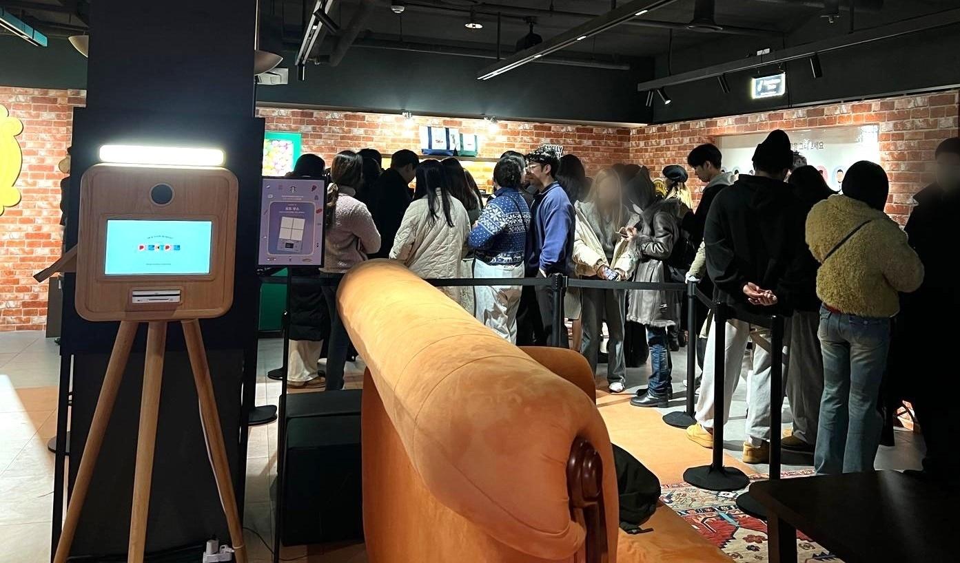 본문 이미지 - 스타벅스 장충라운지R점 프렌즈 팝업스토어 오픈 당일 현장(스타벅스 제공)