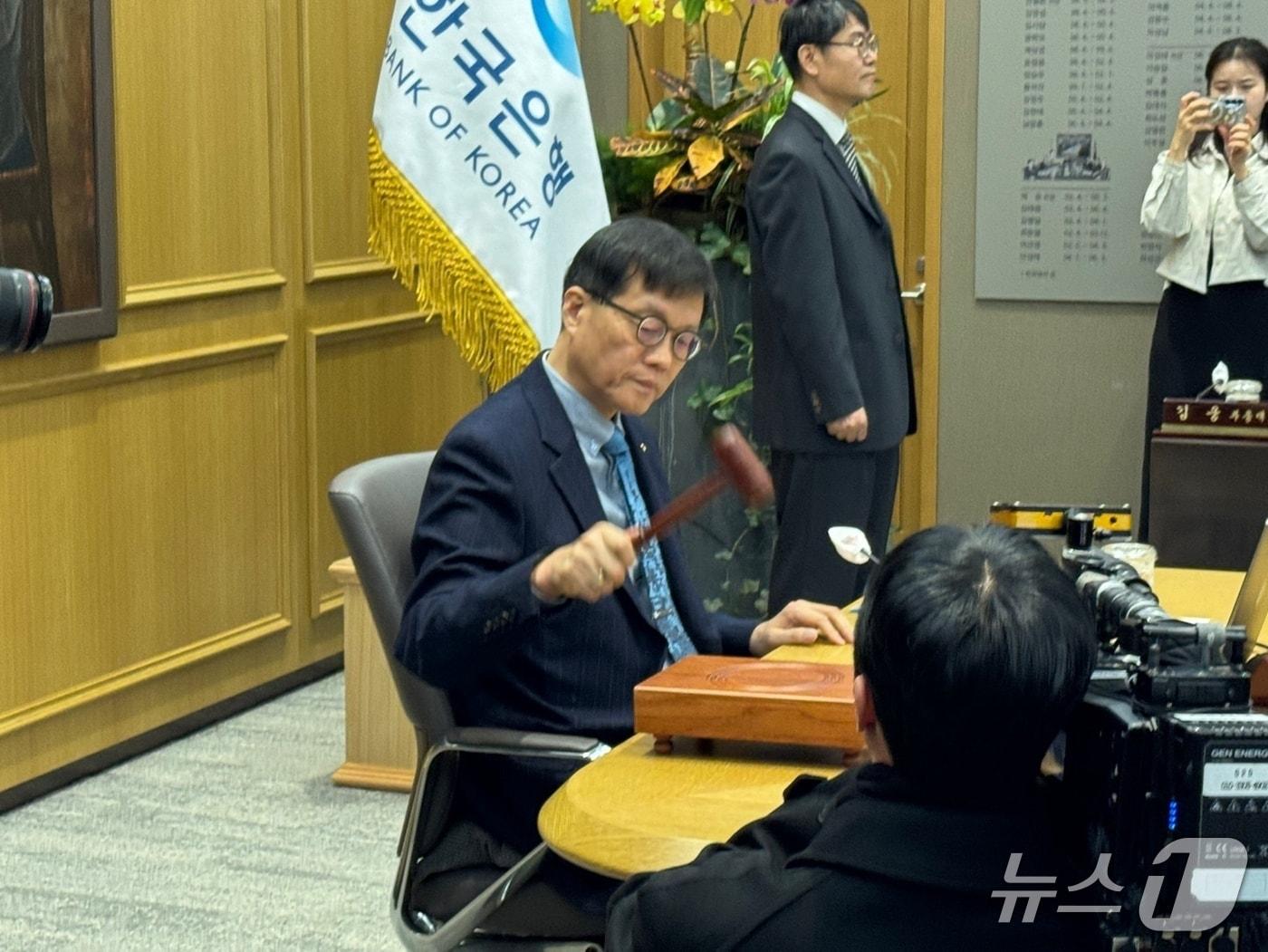 본문 이미지 - 이창용 한국은행 총재가 15일 오전 서울 중구 한국은행에 마련된 금융통화위원회 회의실에 입장해 의결봉을 두드리고 있다.2025.11.27/뉴스1 ⓒ News1 이강 기자