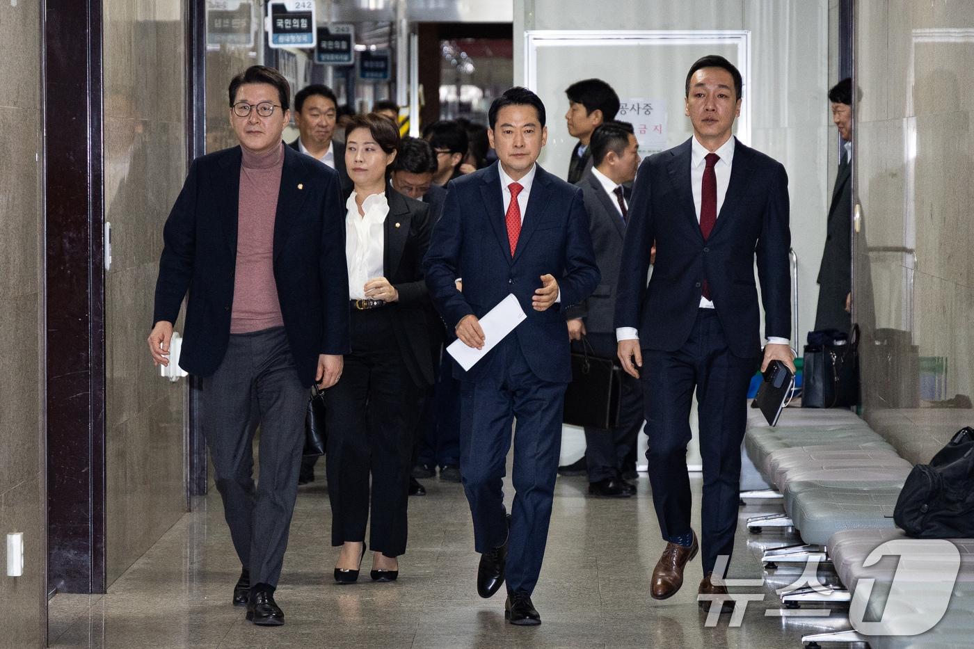 장동혁 국민의힘 대표가 15일 서울 여의도 국회에서 열린 최고위원회의에 참석하고 있다. 2026.1.15/뉴스1 ⓒ News1 유승관 기자