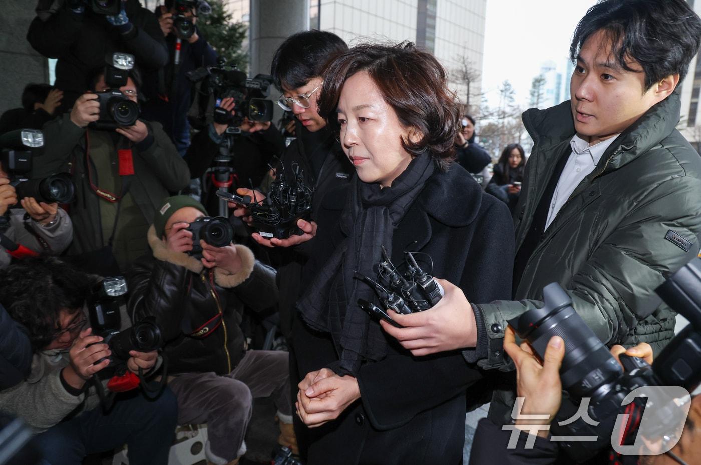 본문 이미지 - '공천 헌금' 의혹을 받는 김경 전 서울시의원이 지난 15일 오전 서울 마포구 서울경찰청 광역수사단 공공범죄수사대에서 피의자 신분으로 경찰 조사를 받기 위해 입장하고 있다. 2026.1.15/뉴스1 ⓒ News1 안은나 기자