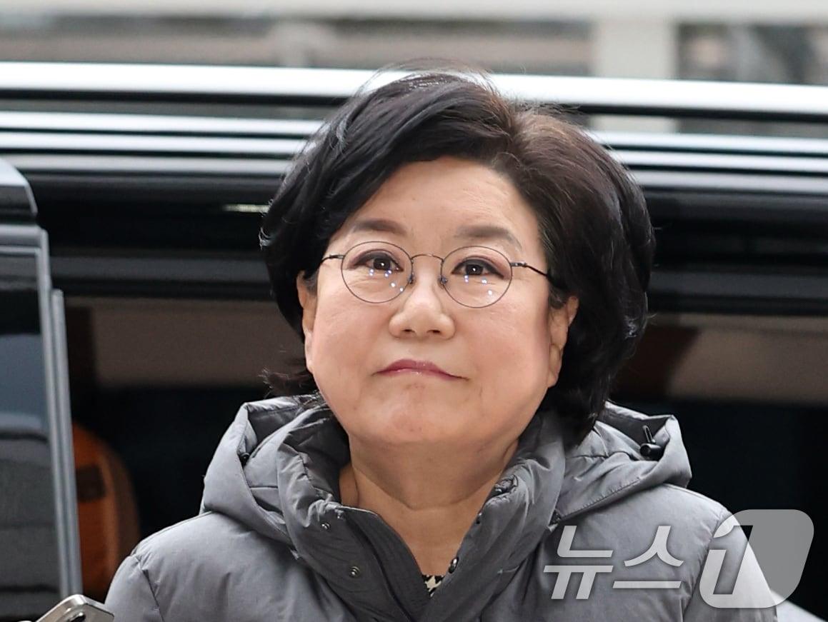 본문 이미지 - 이혜훈 기획예산처 장관 후보자가 15일 오전 서울 중구 예금보험공사에 마련된 인사청문회 준비 사무실로 출근하고 있다. 2026.1.15/뉴스1 ⓒ News1 황기선 기자