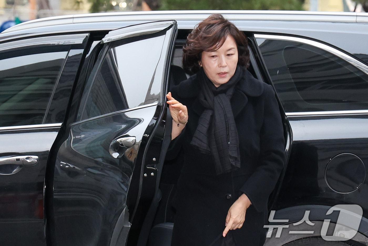 본문 이미지 - '공천 헌금' 의혹을 받는 김경 서울시의원이 15일 오전 마포구 서울경찰청 광역수사단 공공범죄수사대에서 피의자 신분으로 경찰 조사를 받기 위해 차에서 내리고 있다. 2026.1.15/뉴스1 ⓒ News1 안은나 기자