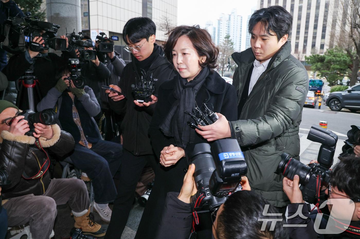 본문 이미지 - '공천 헌금' 의혹을 받는 김경 서울시의원이 15일 오전 마포구 서울경찰청 광역수사단 공공범죄수사대에서 피의자 신분으로 경찰 조사를 받기 위해 입장하고 있다. 2026.1.15/뉴스1 ⓒ News1 안은나 기자