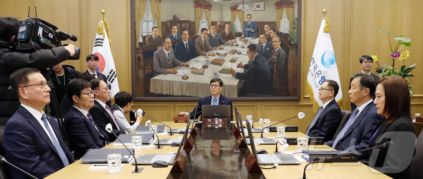 본문 이미지 - 이창용 한국은행 총재가 15일 오전 서울 중구 한국은행에서 열린 금융통화위원회 본회의를 주재하고 있다. (공동취재) 2026.1.15 ⓒ 뉴스1 김진환 기자
