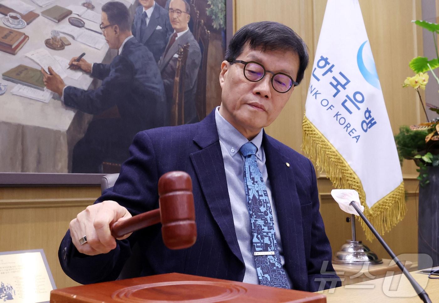 본문 이미지 - 이창용 한국은행 총재가 15일 오전 서울 중구 한국은행 본관에서 열린 금융통화위원회 본회의에서 의사봉을 두드리고 있다. (공동취재) 2026.1.15/뉴스1 ⓒ News1 김진환 기자