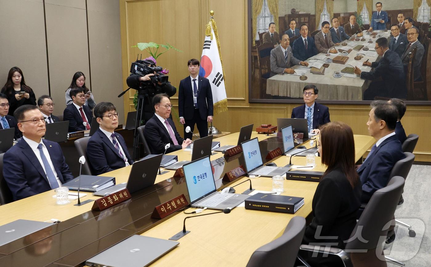 본문 이미지 - 이창용 한국은행 총재가 15일 오전 서울 중구 한국은행에서 열린 금융통화위원회 본회의를 주재하고 있다. (공동취재) 2026.1.15/뉴스1 ⓒ News1 김진환 기자