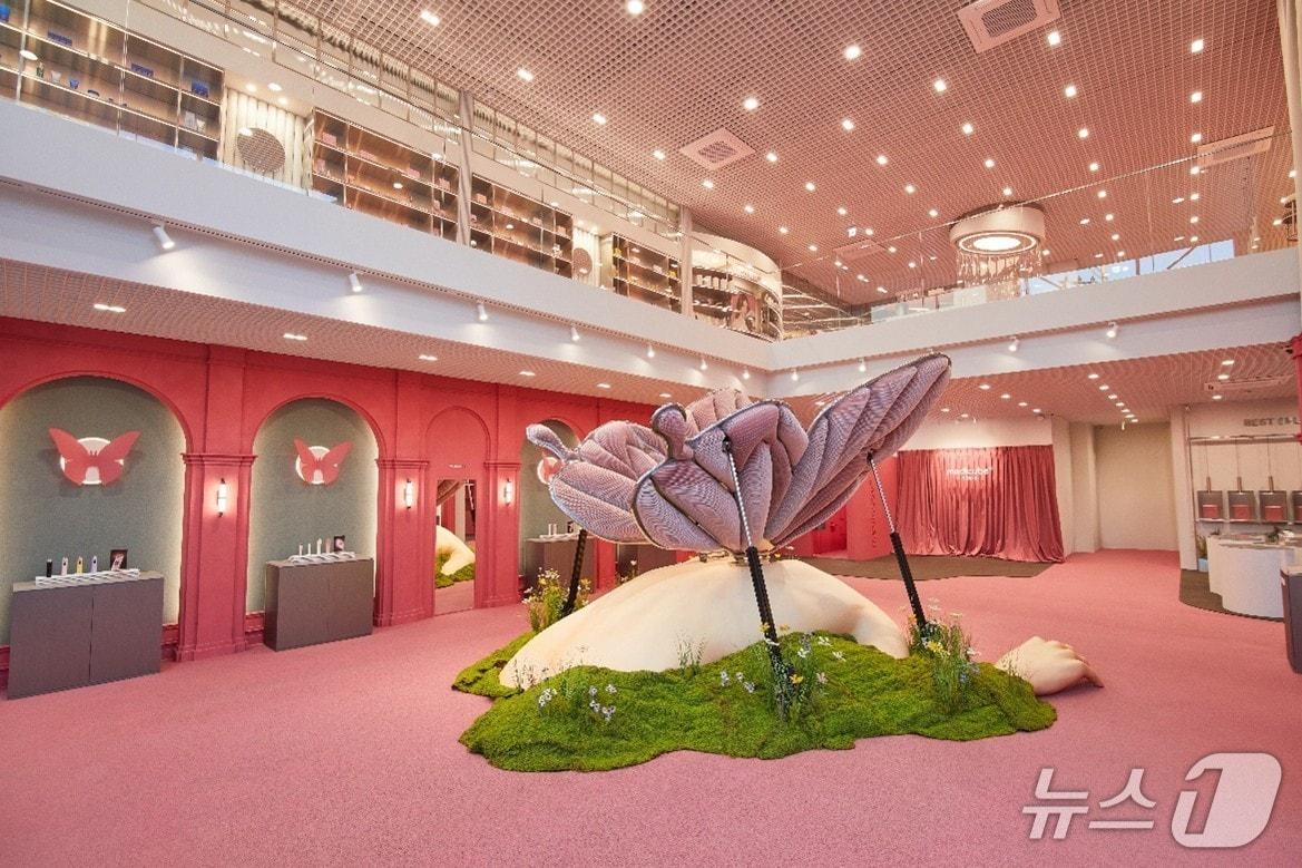 본문 이미지 - 에이피알의 성수동 플래그십스토어 ‘메디큐브 성수’ 내부 전경 (에이피알 제공)