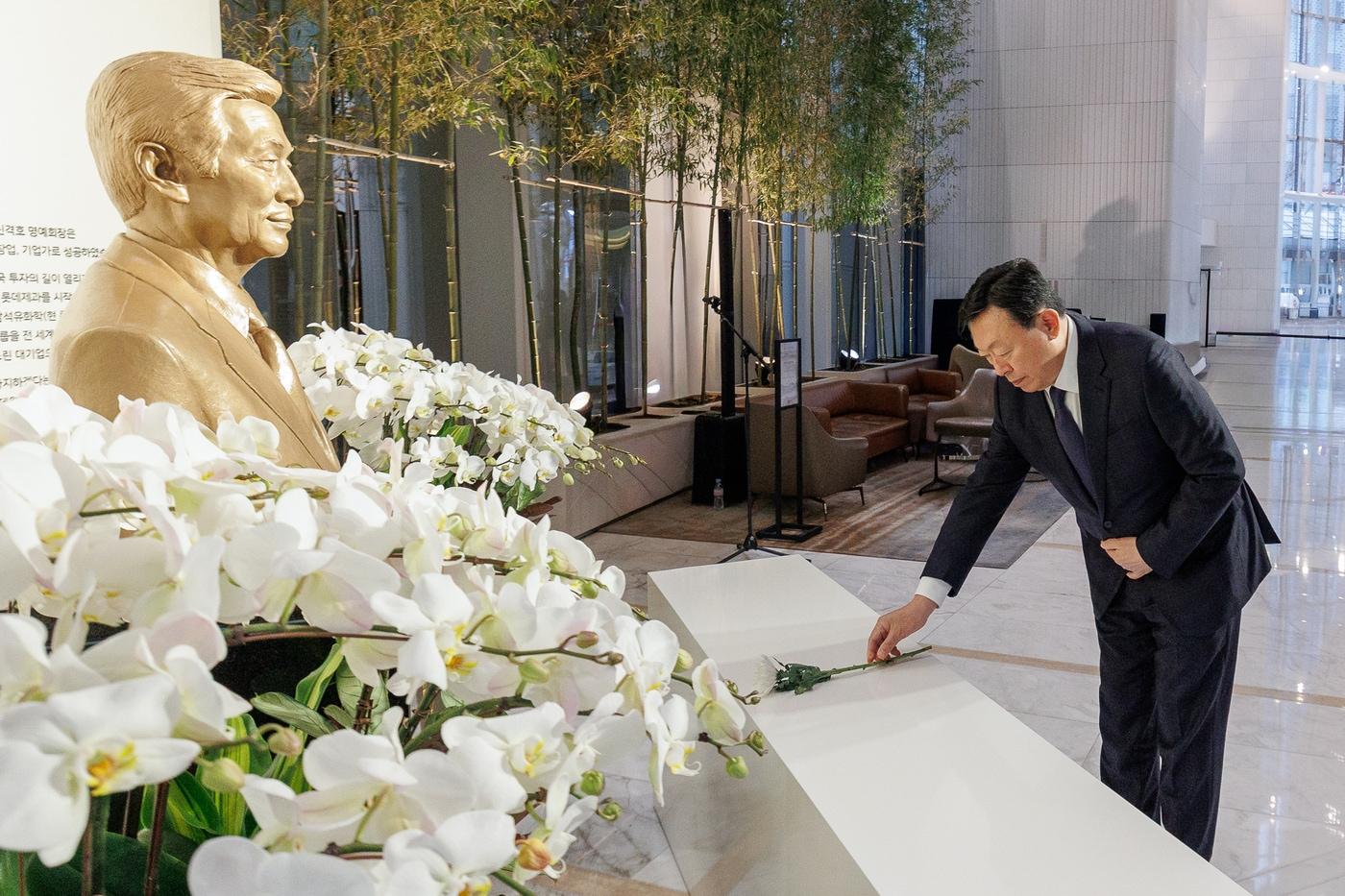본문 이미지 - 신동빈 롯데 회장이 15일 롯데월드타워 1층에 위치한 신격호 롯데 창업주 흉상에 헌화하고 있다.(롯데 제공). 