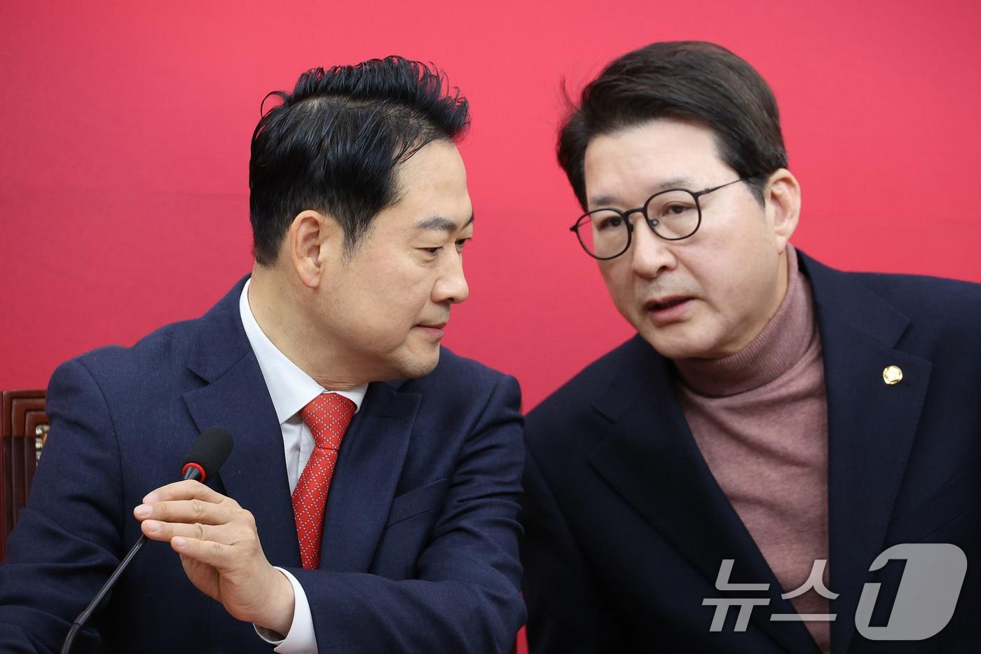 본문 이미지 - 지난 1월 15일 장동혁 국민의힘 대표와 신동욱 최고위원이 서울 여의도 국회에서 열린 최고위원회의에서 대화하고 있다. 2026.1.15 ⓒ 뉴스1 신웅수 기자