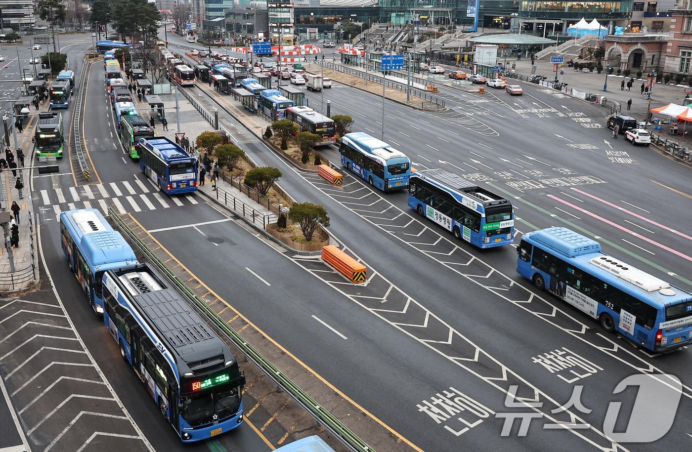 본문 이미지 - 서울역 버스 모습.  2026.1.15 ⓒ 뉴스1 김도우 기자