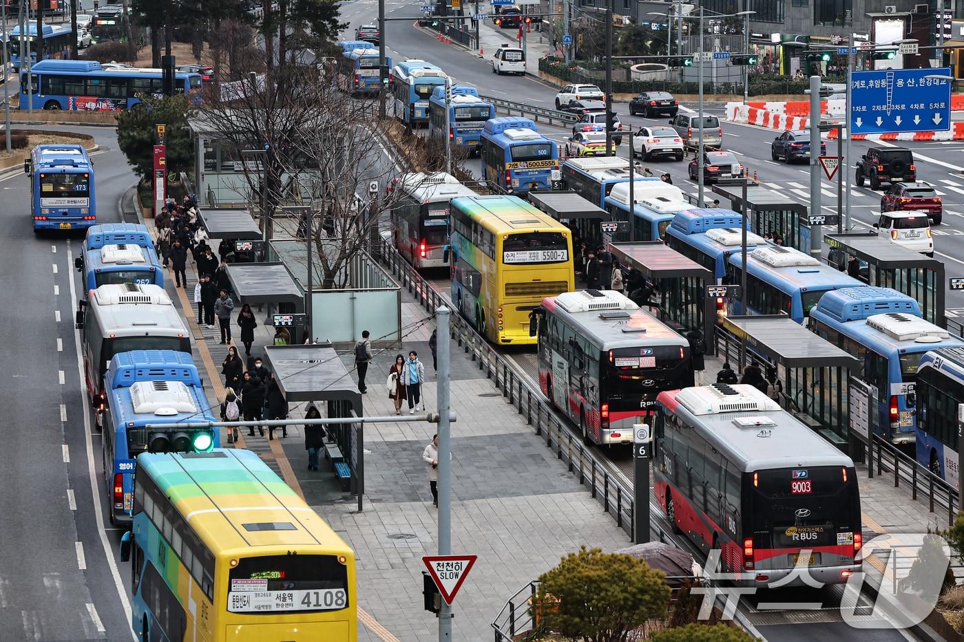 본문 이미지 - 서울역 버스환승센터에 시내 버스가 오가고 있다. ⓒ 뉴스1 김도우 기자
