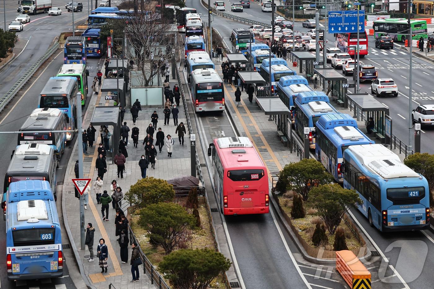 본문 이미지 - 서울역 버스환승센터에 시내 버스가 오가고 있다. (자료사진) ⓒ 뉴스1 김도우 기자