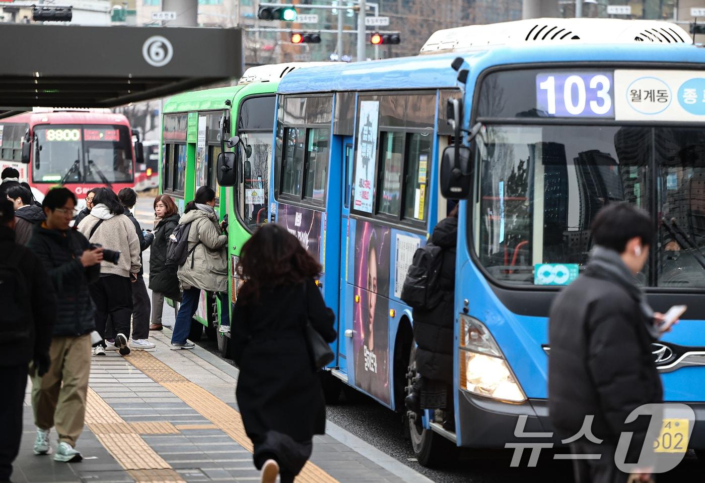 본문 이미지 - 서울역 버스환승센터에서 시민들이 시내 버스를 이용하고 있다. 2026.1.15/뉴스1 ⓒ News1 김도우 기자