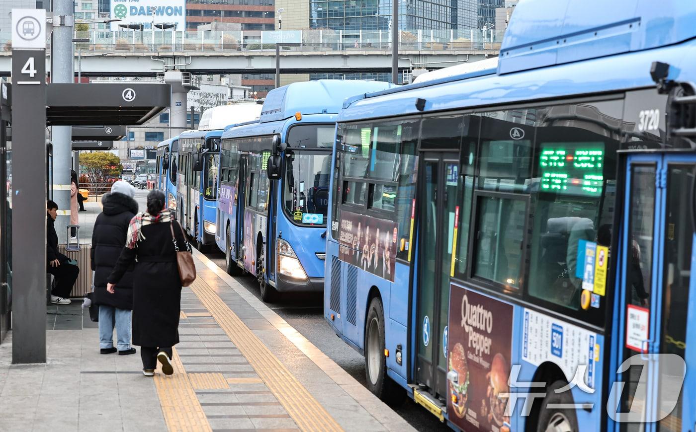 본문 이미지 - 서울역 버스환승센터에서 시민들이 시내 버스를 이용하고 있다. 2026.1.15 ⓒ 뉴스1 김도우 기자