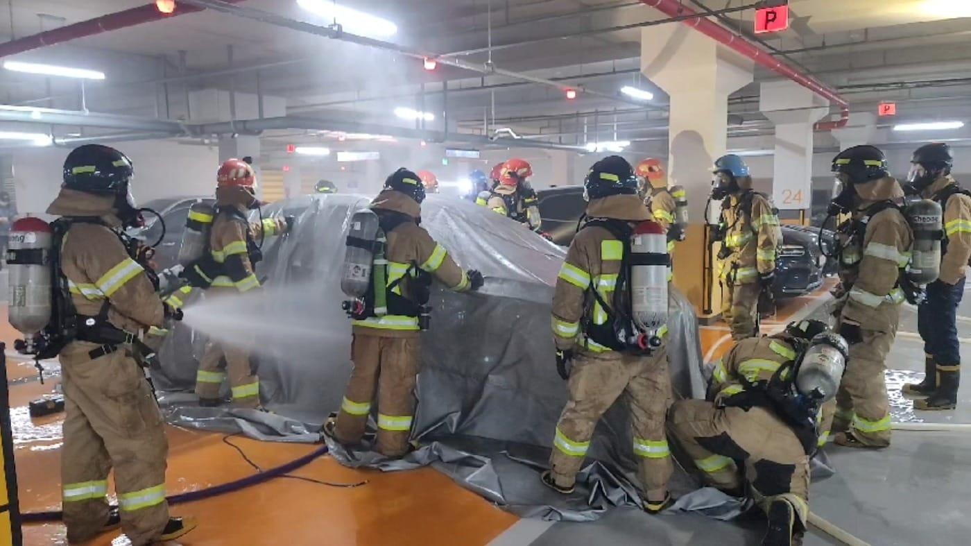 본문 이미지 -  전기차 화재 질식소화포 활용 진압 장면. (세종소방본부 제공. 재판매 및 DB 금지)