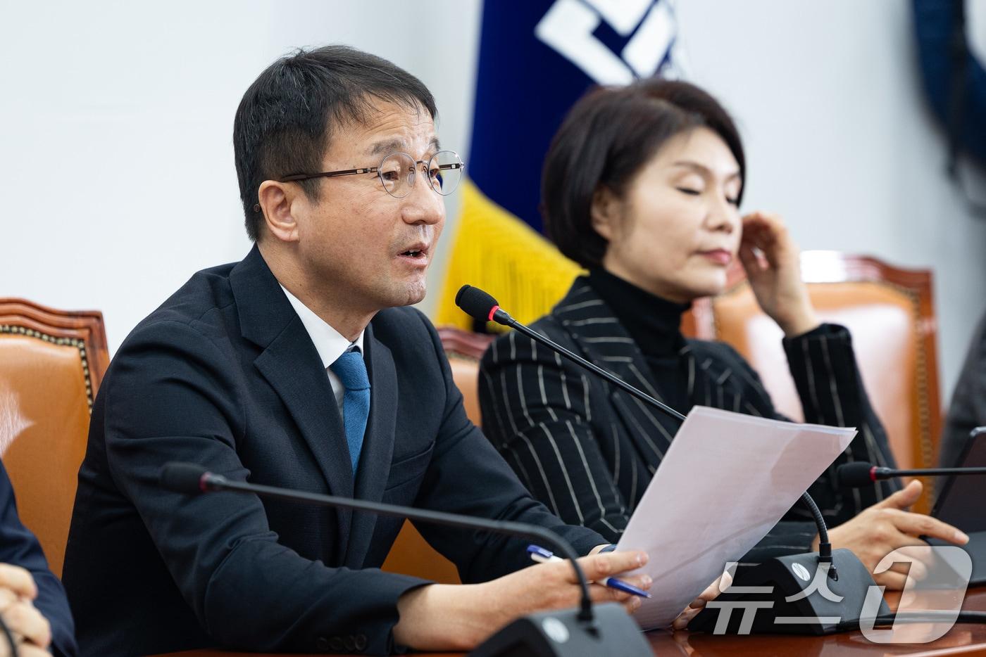 본문 이미지 - 한병도 더불어민주당 원내대표가 15일 서울 여의도 국회에서 열린 정책조정회의에서 모두 발언을 하고 있다. 2026.1.15/뉴스1 ⓒ News1 유승관 기자