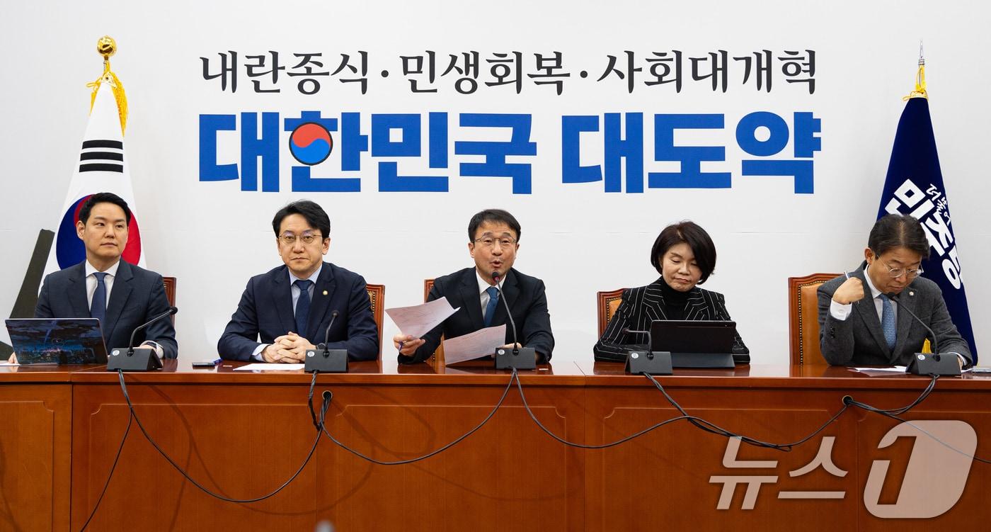 본문 이미지 - 한병도 더불어민주당 원내대표가 15일 서울 여의도 국회에서 열린 정책조정회의에서 모두 발언을 하고 있다. 2026.1.15/뉴스1 ⓒ News1 유승관 기자