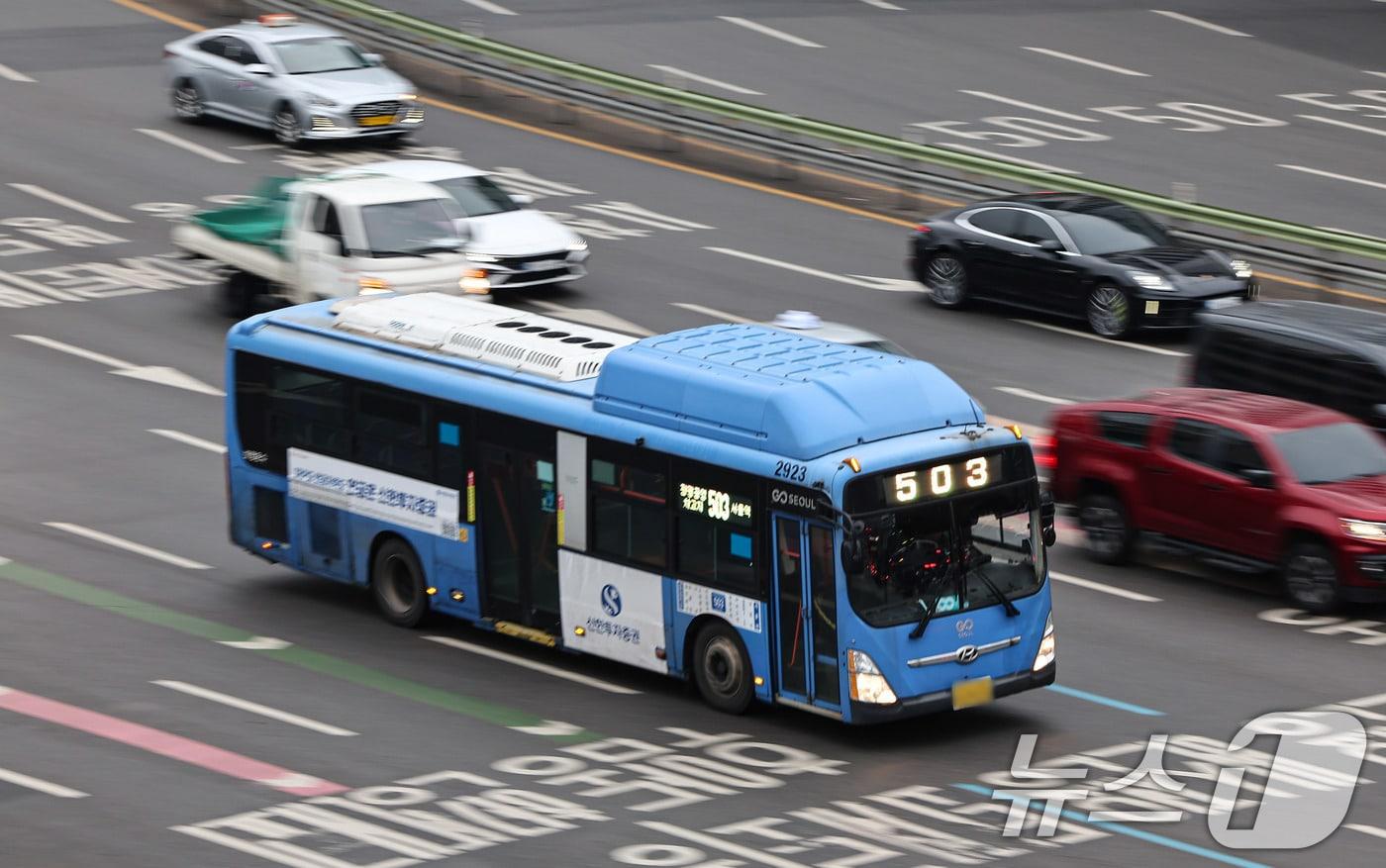 본문 이미지 - 서울 시내버스 노사 간 임금 협상 합의와 파업이 철회된 15일 서울역 버스환승센터에 시내 버스가 오가고 있다. 2026.1.15/뉴스1 ⓒ News1 김도우 기자
