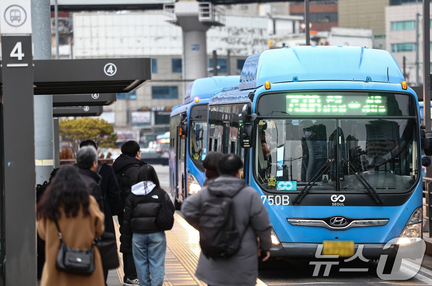 본문 이미지 - 서울역 버스환승센터에 시내 버스가 오가고 있다. 2026.1.15 ⓒ 뉴스1 김도우 기자