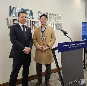 본문 이미지 - 김영준 중소벤처기업진흥공단 KSC 실리콘밸리 소장과 조준상 차봇모빌리티 부대표(CFO)가 미국 실리콘밸리에서 열린 K-스타트업센터(KSC) 실리콘밸리 개소식에서 기념사진을 찍고 있다.(차봇모빌리티 제공)