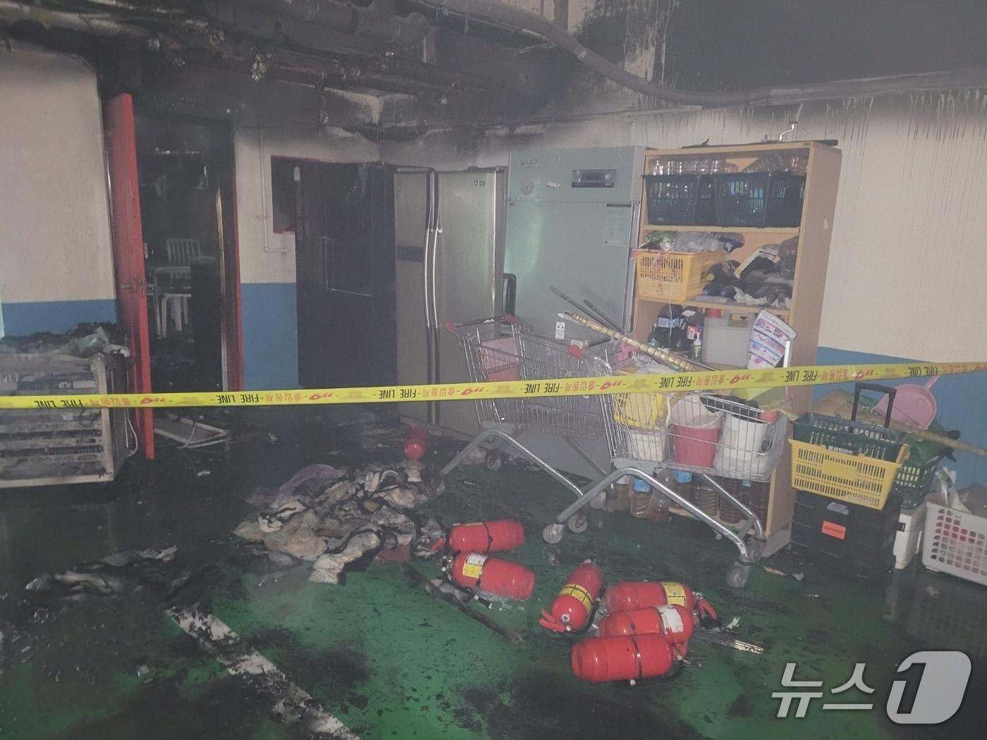 본문 이미지 - 15일 울주군 서생면 진하리의 한 숙박업소에서 불이 났다.(울산소방 제공. 재판매 및 DB금지)/뉴스1