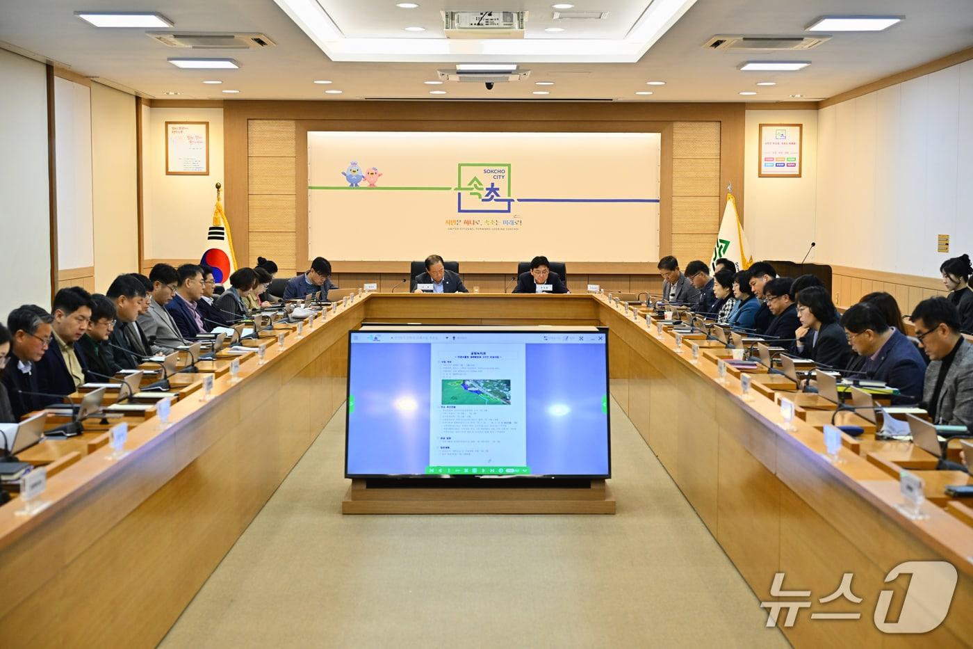 본문 이미지 - 지난해 11월 민선 8기 주요 인프라 구축사업 점검회의 당시.(속초시 제공, 재판매 및 DB 금지) 2026.1.15/뉴스1