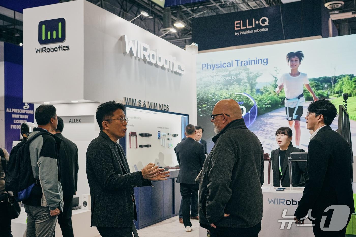 본문 이미지 - 이연백 위로보틱스 공동대표가 CES 2026 행사장에서 참관객에게 제품에 대해 설명하고 있다.(위로보틱스 제공)