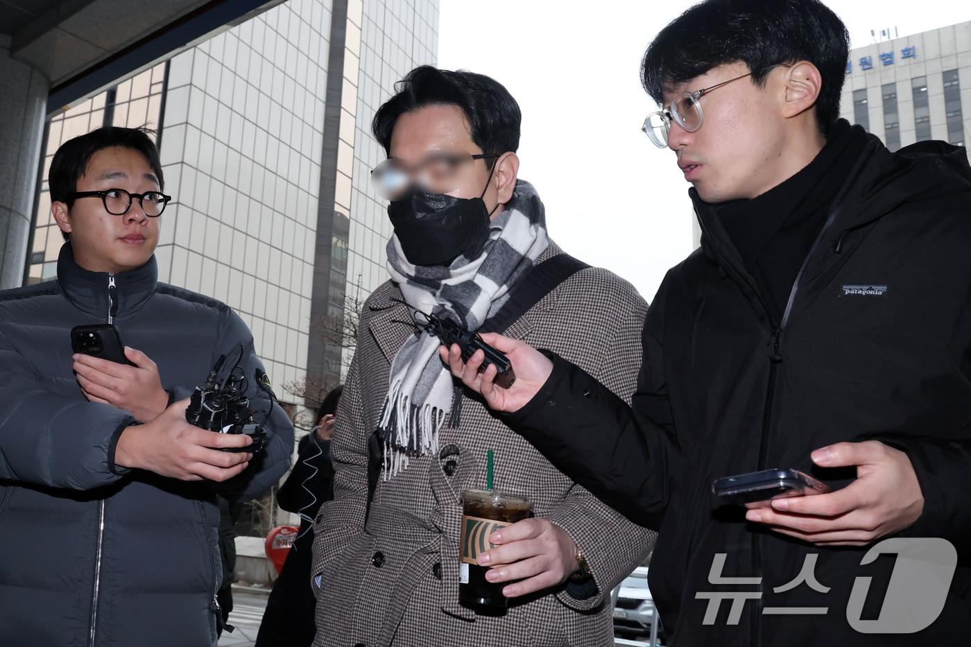 본문 이미지 - 김병기 의원을 둘러싼 의혹을 폭로한 것으로 알려진 전직 보좌관이 15일 오전 마포구 서울경찰청 광역수사단 공공범죄수사대에서 참고인 신분으로 경찰 조사를 받기 위해 출석하고 있다. 2026.1.15/뉴스1 ⓒ News1 안은나 기자