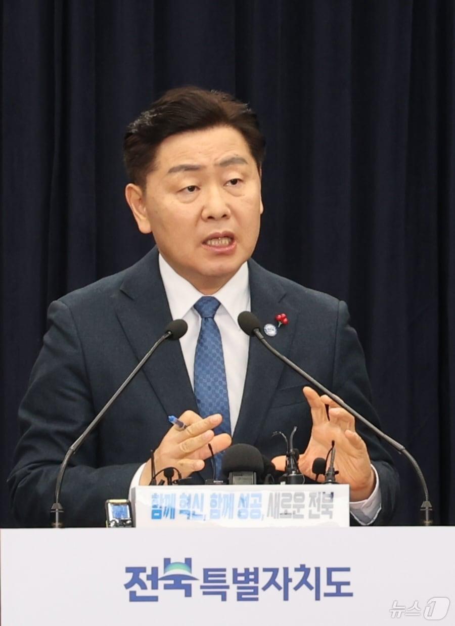 본문 이미지 - 김관영 전북특별자치도지사가 15일 전북 전주시 전북특별자치도청에서 완주·전주 통합 및 도정 주요 현안 관련 기자회견을 열고 질의에 답변을 하고 있다. 2026.1.15/뉴스1 ⓒ News1 유경석 기자