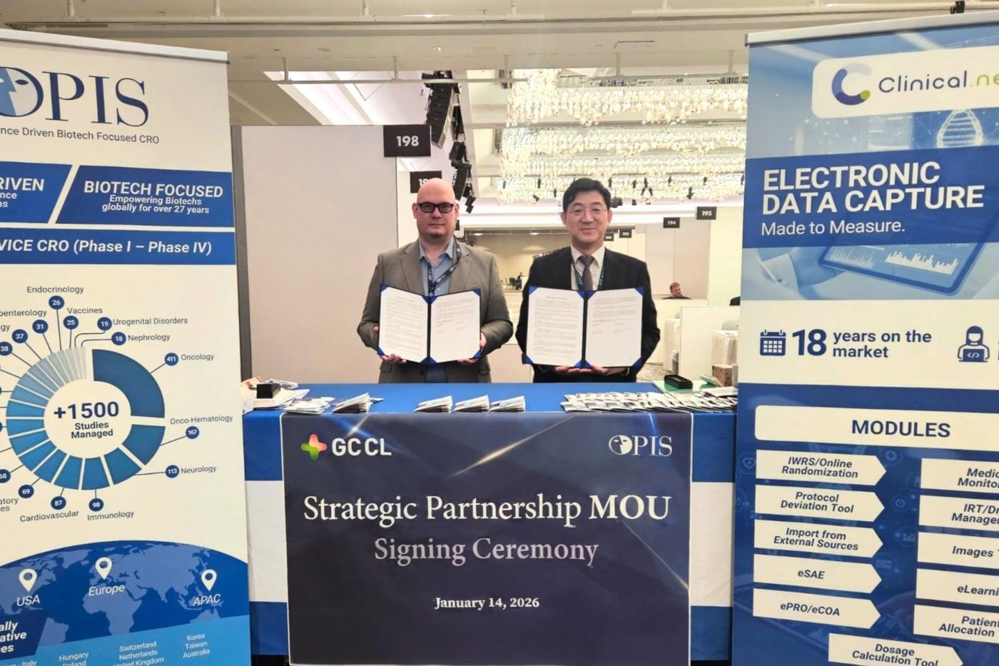 본문 이미지 - 지오반니 트롤레세 OPIS 부사장(왼쪽부터)과 조관구 지씨씨엘 대표가 업무협약식 후 기념사진을 찍고 있다.(지씨씨엘 제공)/뉴스1