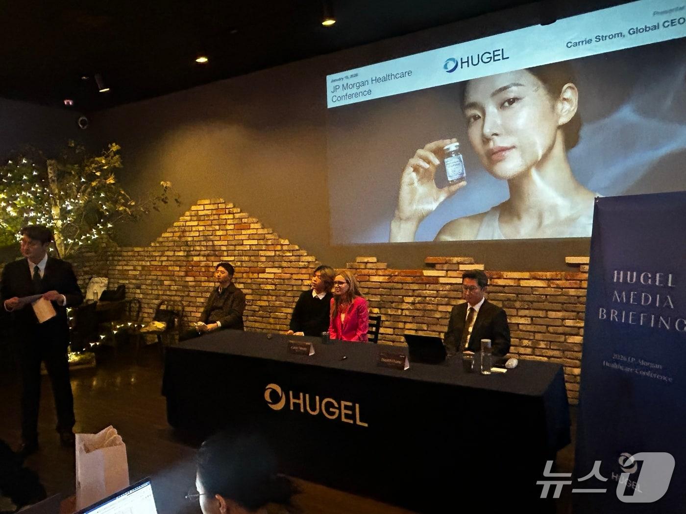 본문 이미지 - 캐리 스트롬 글로벌 CEO와 장두현 CEO가 14일(현지시간) 미국 샌프란시스코 모처에서 국내 취재진과 기자간담회를 진행 중이다. 2026.1.14/뉴스1 ⓒ News1 문대현 기자