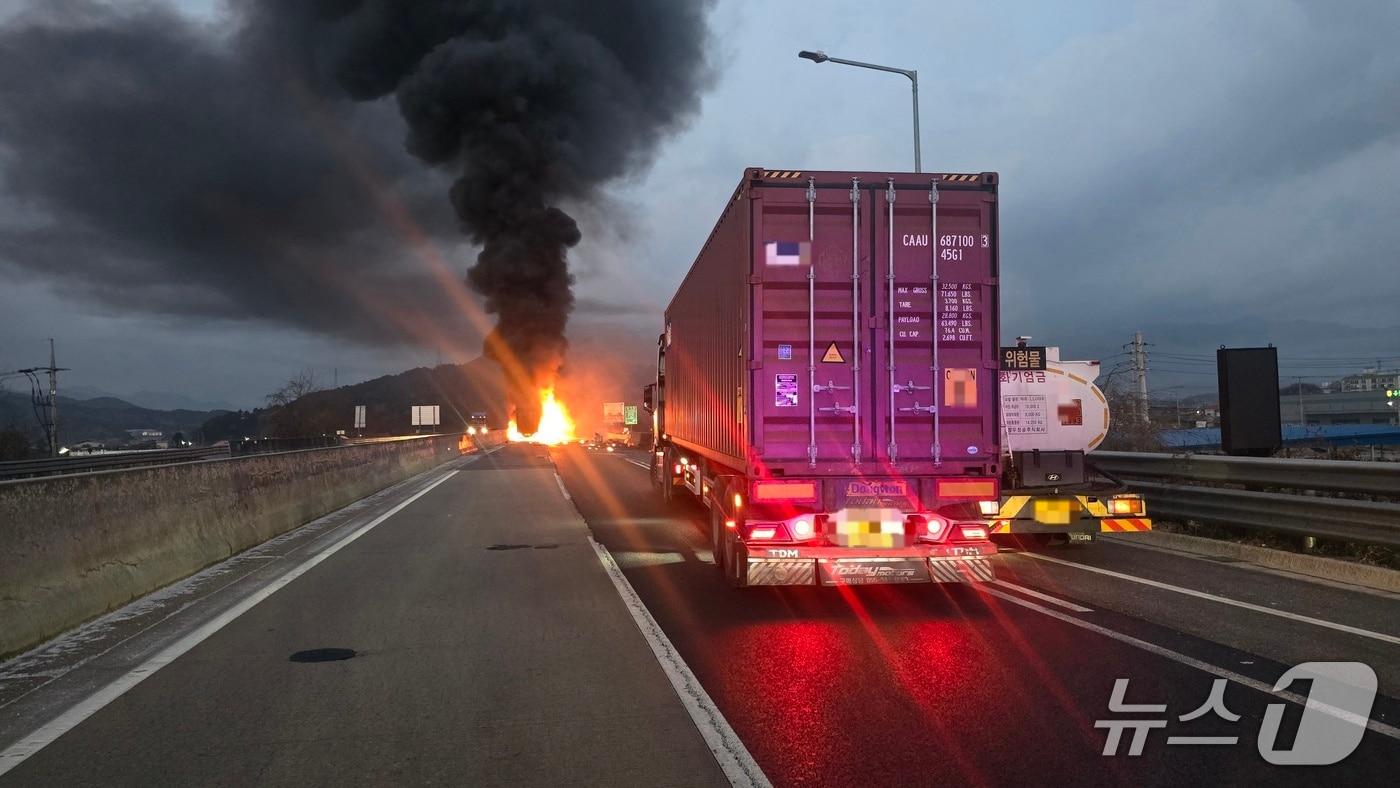 본문 이미지 - 고속도로 사고 현장.(독자 제공. 재판매 및 DB금지)