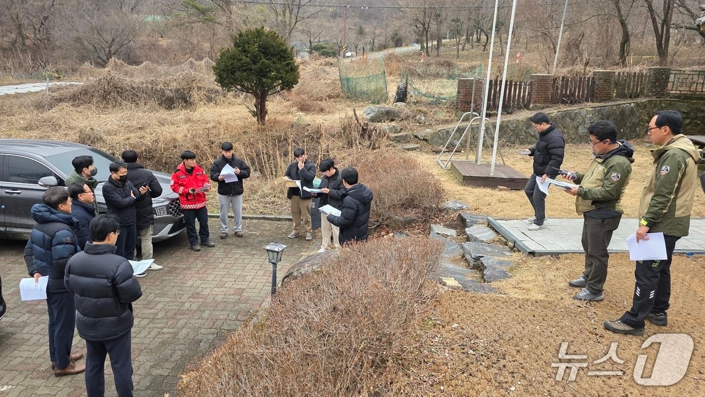 본문 이미지 - ‘비상무선통신 2차 모의훈련’ 모습.(계룡산국립공원사무소 제공. 재판매 및 DB금지)/뉴스1