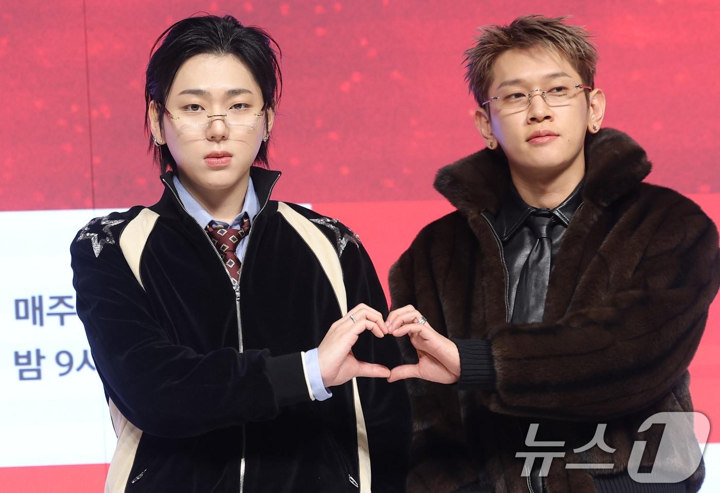 본문 이미지 - 가수 겸 프로듀서 지코와 크러쉬(오른쪽)가 15일 오전 서울 강남구 엘리에나호텔에서 열린 Mnet ‘쇼미더머니12’ 제작발표회에 참석해 포즈를 취하고 있다. ⓒ News1 권현진 기자