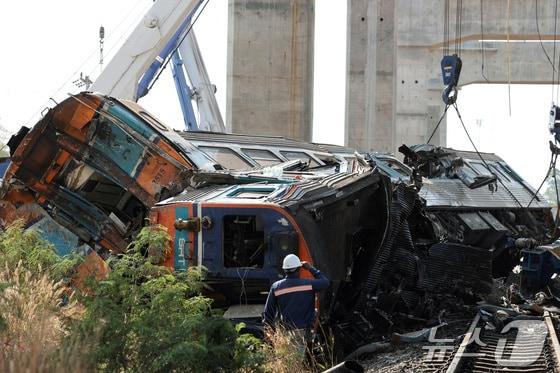 본문 이미지 -  14일(현지시간) 태국 나콘랏차시마주 시키우에서 건설용 크레인이 무너져 열차 객차 위로 떨어지면서 열차가 탈선해 여러 명이 사망하는 사고가 발생했다. 2026.01.14. ⓒ 로이터=뉴스1 