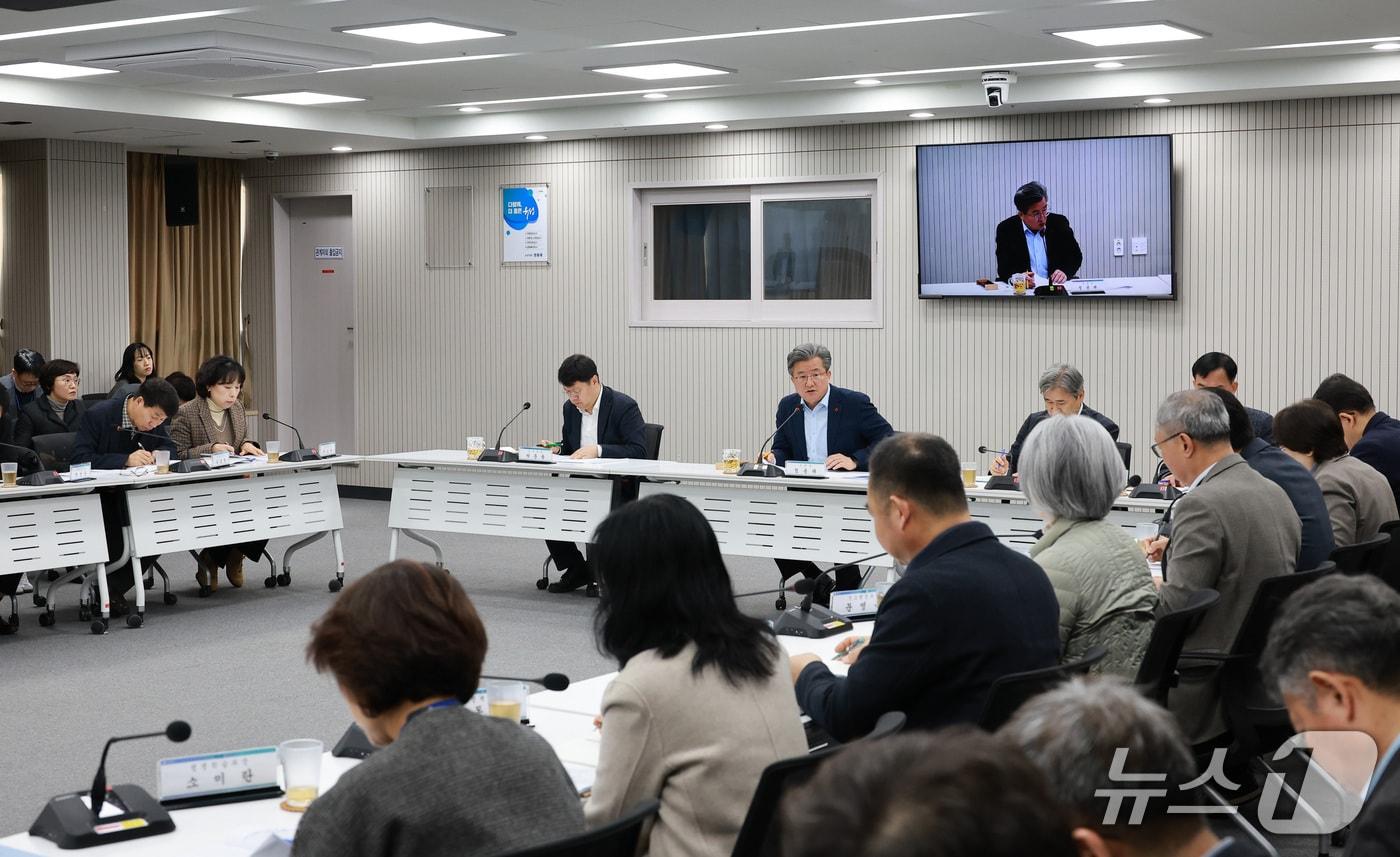 본문 이미지 - 정용래 유성구청장이 확대간부회의를 주재하고 있다.(유성구 제공. 재판매 및 DB금지)/뉴스1