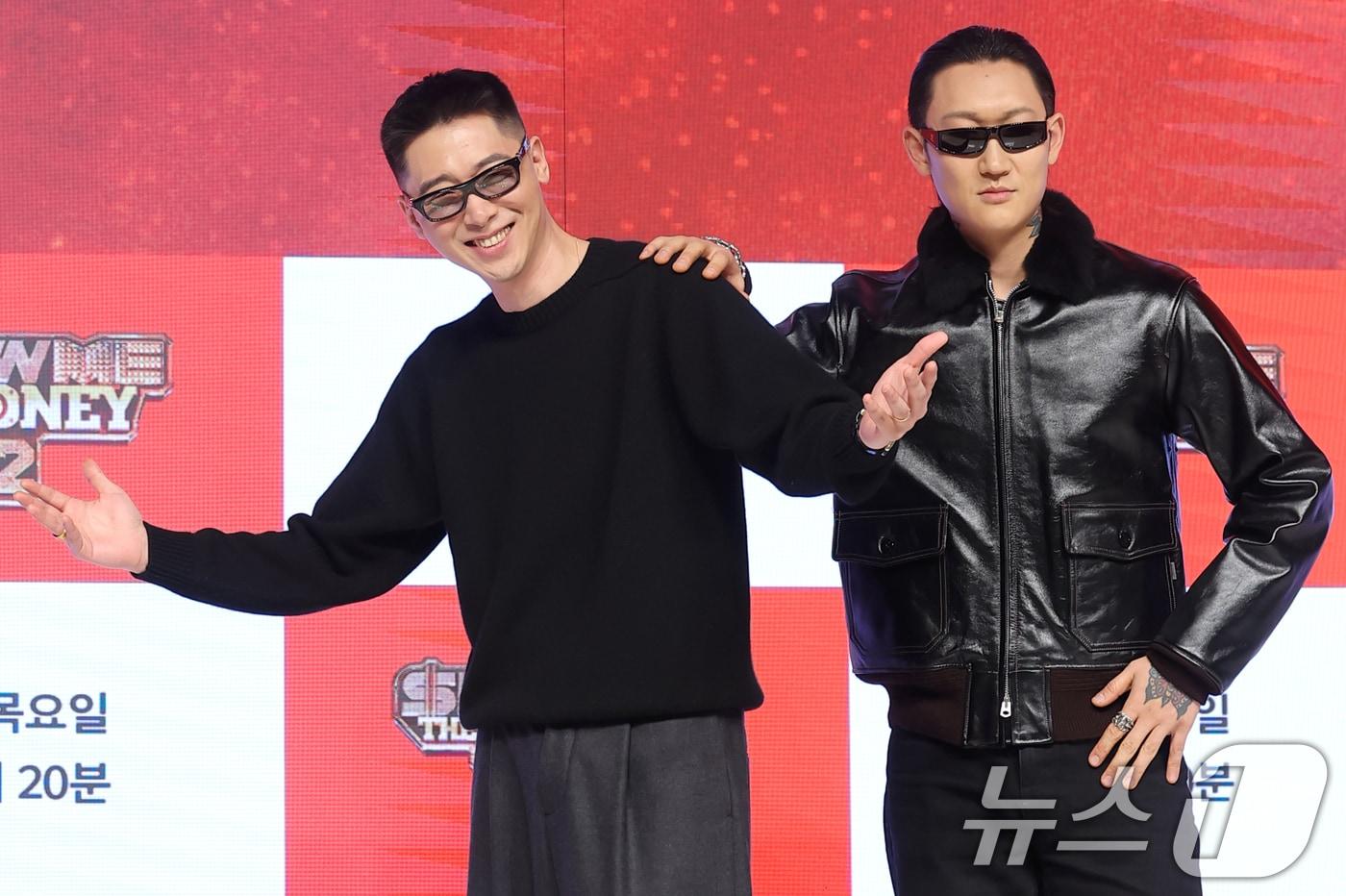 본문 이미지 - 가수 겸 프로듀서 허키 시바세키와 제이통(오른쪽)이 15일 오전 서울 강남구 엘리에나호텔에서 열린 Mnet ‘쇼미더머니12’ 제작발표회에 참석해 포즈를 취하고 있다. 2026.1.15/뉴스1 ⓒ News1 권현진 기자