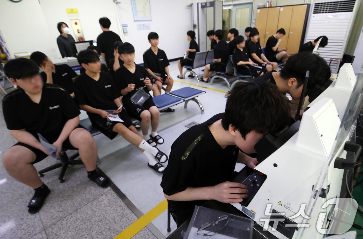 본문 이미지 - 2026년도 첫 병역판정검사가 시작된 지난달 15일 오전 부산 수영구 부산울산지방병무청에서 입영대상자들이 신체검사를 받고 있다. 2026.1.15 ⓒ 뉴스1 윤일지 기자