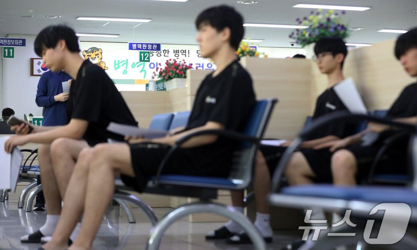 본문 이미지 - 부산 수영구 부산울산지방병무청에서 입영대상자들이 신체검사를 기다리고 있다. 2026.1.15 ⓒ 뉴스1 윤일지 기자
