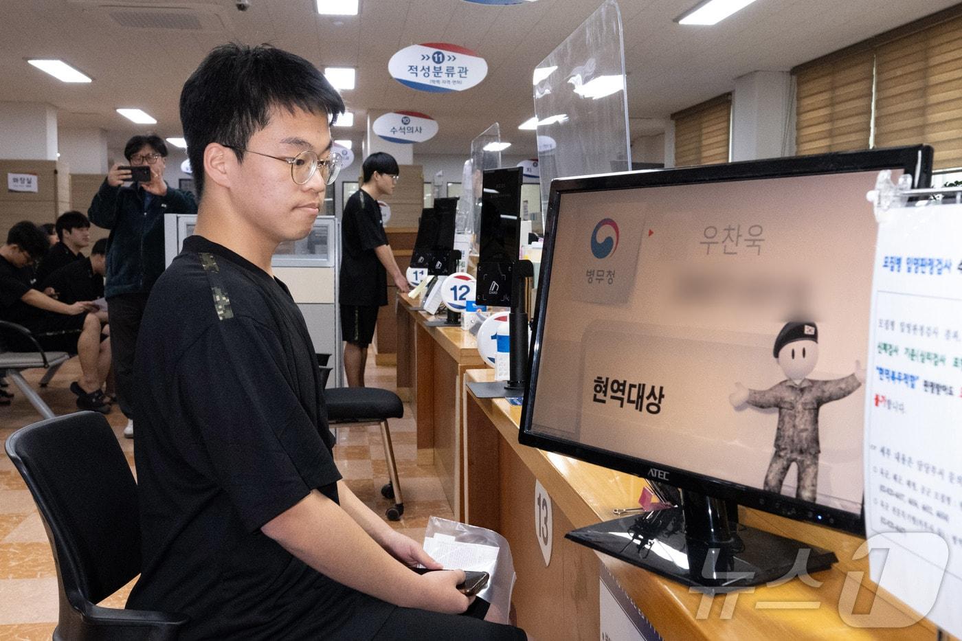 본문 이미지 - 2026년 첫 병역판정검사가 실시된 15일 서울 영등포구 서울지방병무청에서 입영 대상자가 현역 대상 판정을 받고 있다. (공동취재) 2026.1.15/뉴스1 ⓒ News1 김명섭 기자