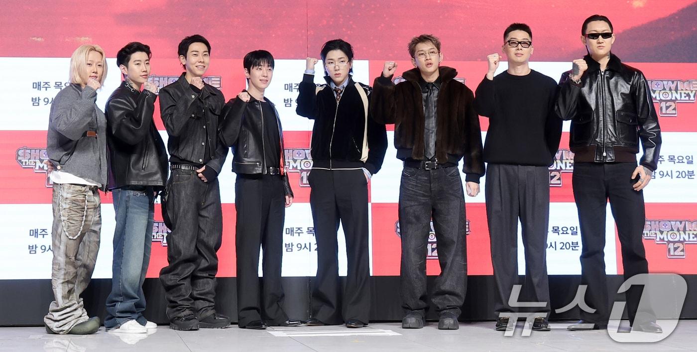 본문 이미지 - 가수 겸 프로듀서 릴 모쉬핏(왼쪽부터)과 박재범, 로꼬, 그레이, 지코, 크러쉬, 허키 시바세키, 제이통이 15일 오전 서울 강남구 엘리에나호텔에서 열린 Mnet ‘쇼미더머니12’ 제작발표회에 참석해 포즈를 취하고 있다. 2026.1.15/뉴스1 ⓒ News1 권현진 기자
