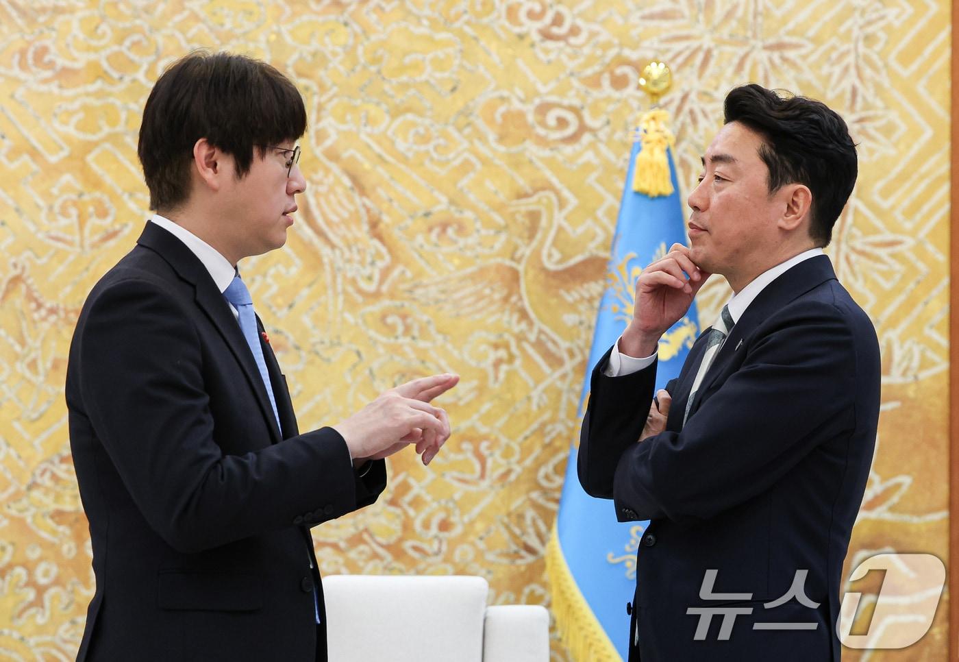 본문 이미지 - 강훈식 대통령 비서실장과 하정우 AI미래기획수석이 15일 청와대 본관에서 칼둔 칼리파 알 무바라크 아랍에미리트(UAE) 아부다비 행정청장 접견에 대화를 나누고 있다. 2026.1.15 ⓒ 뉴스1 허경 기자