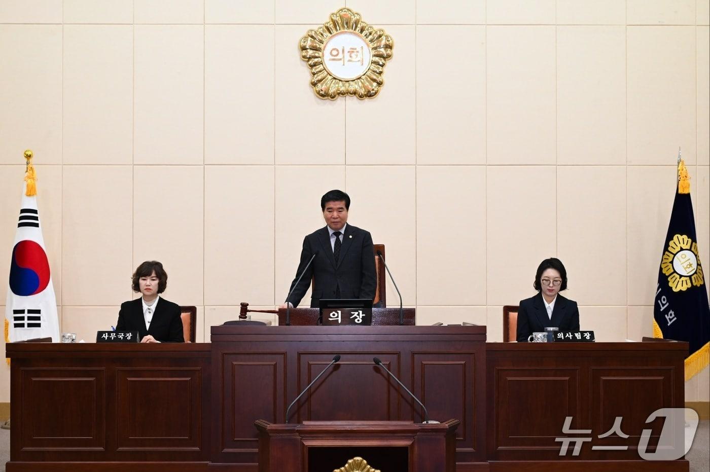 본문 이미지 - 전북 남원시의회(의장 김영태)가 15일 민생안정지원금 지급과 관련한 추가경정예산안을 원한대로 통과시켰다.(남원시의회 제공. 재판매 및 DB금지)/뉴스1 